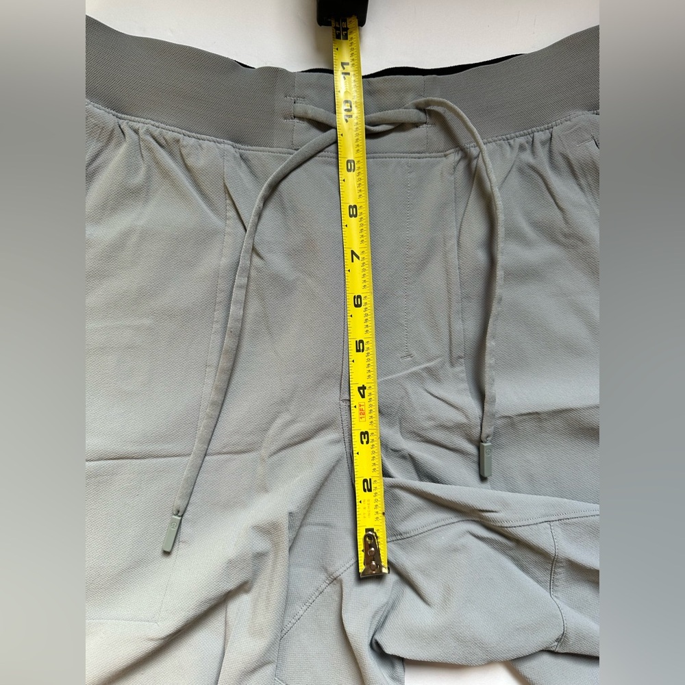 Lululemon Athletica License To Train‎ Men's Athletic Shorts Light Gray Sz Small - Picture 8 of 8